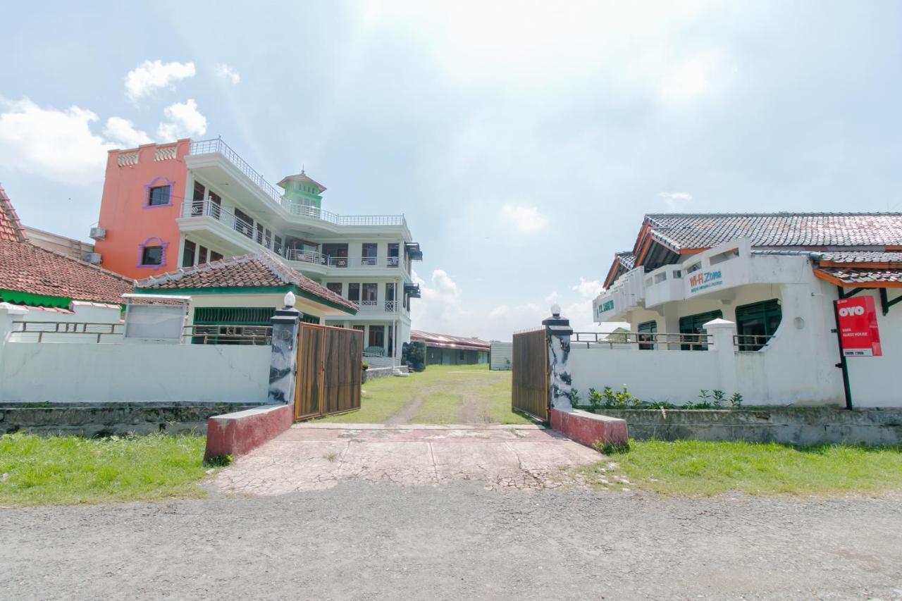 Oyo 2858 Vafa Guesthouse Cianjur Luaran gambar