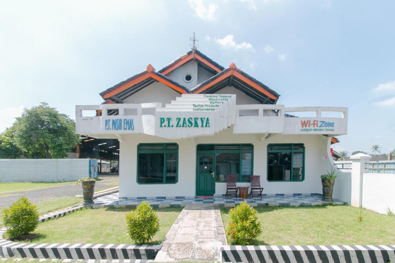Oyo 2858 Vafa Guesthouse Cianjur Luaran gambar