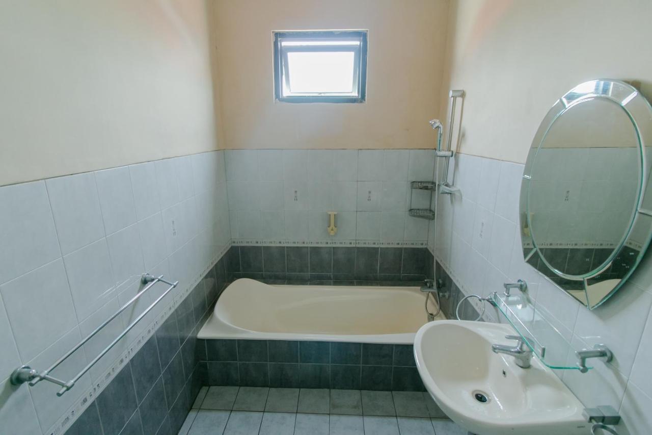 Oyo 2858 Vafa Guesthouse Cianjur Luaran gambar